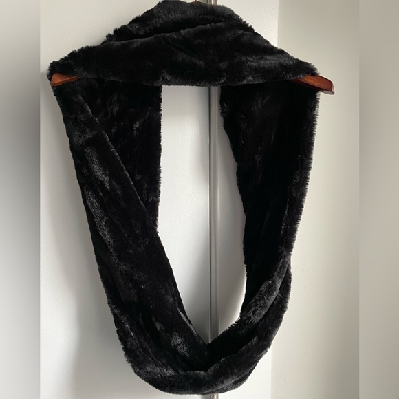 west loop Accessories - Ladies Faux Fur Infinity scarf
